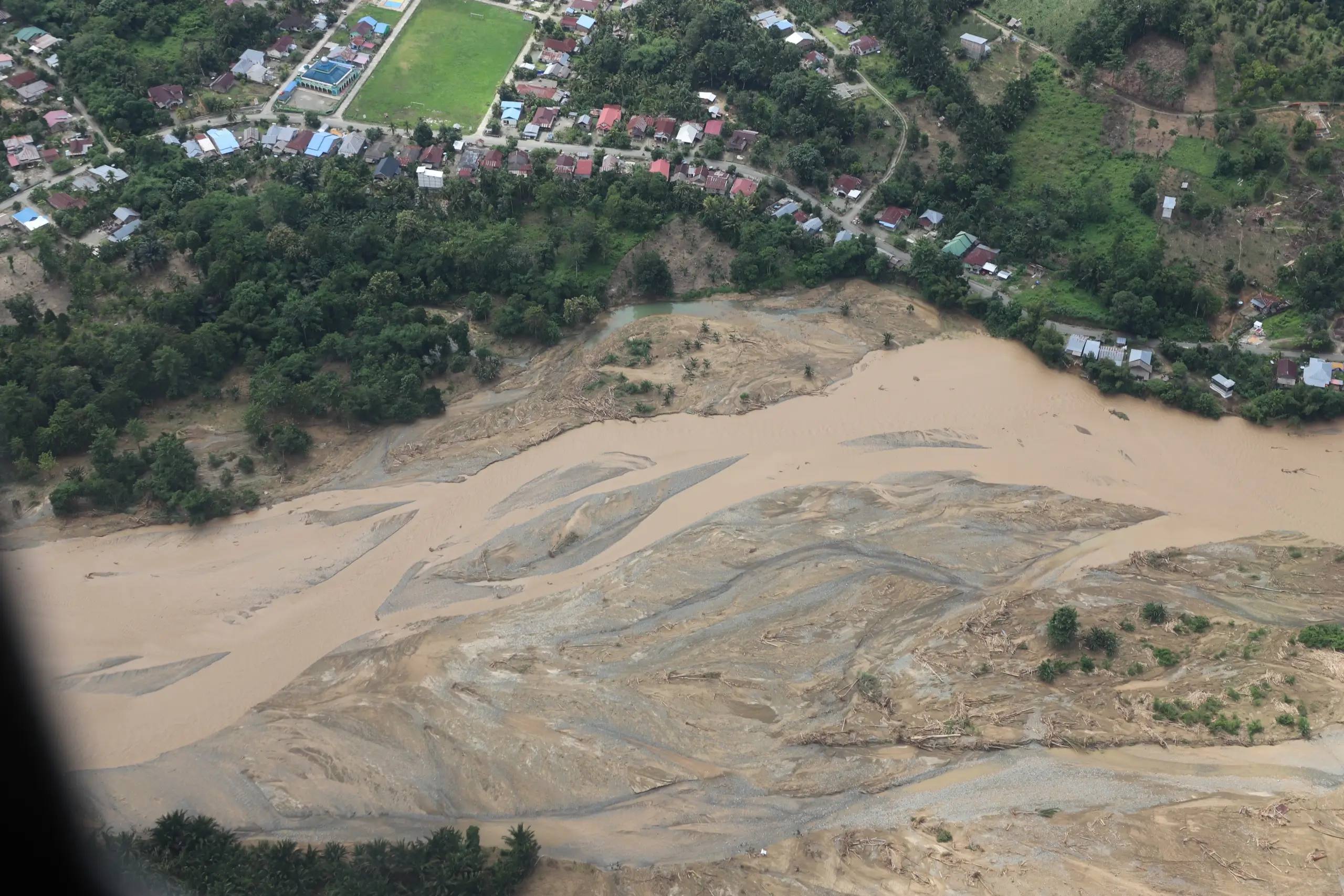 Pantauan visual udara menggunakan helikopter pada lokasi terdampak tanah longsor di Kabupaten Luwu, Sulawesi Selatan, Selasa (7/5).